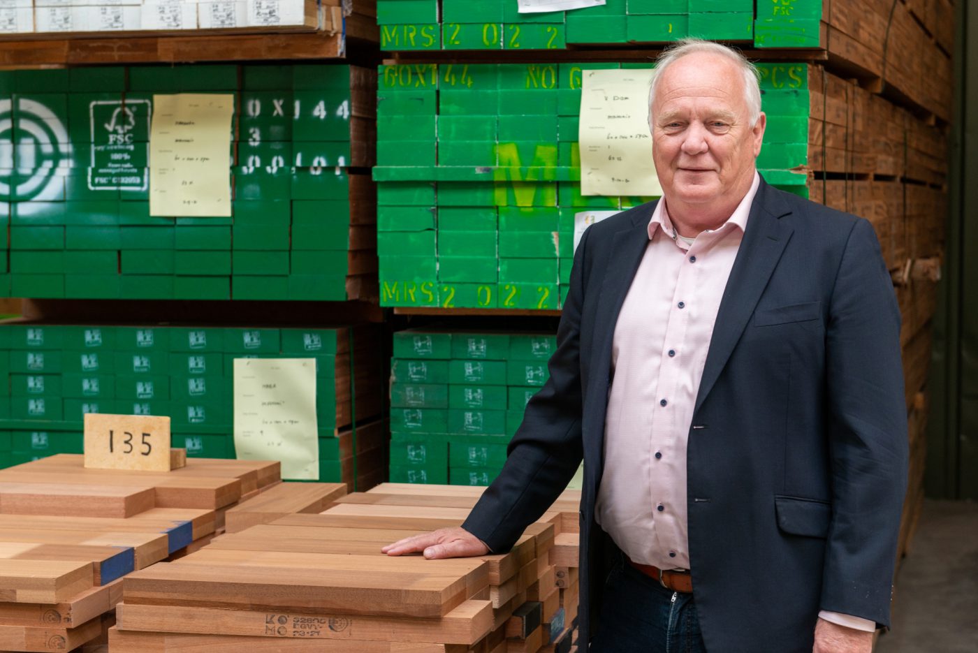 Directeur Erik Leeuw van Van Dam. “We werken nu aan een Komo-goedkeuring van ons Fraké Noir FSC voor deuren en kozijnen. De verwachting is dat we dit eind 2021, begin 2022 afronden.”