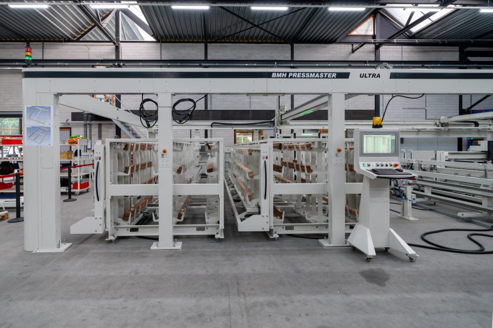 De machine haalt zijn werkstukken volautomatisch uit de laadzone met uitrijdbare stellingen...