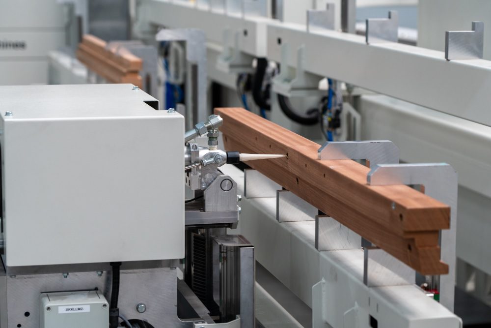 ...en ook het lijmen en
plaatsen van de deuvels
gaat volautomatisch.