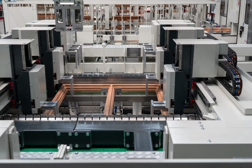 De CNC-gestuurde opsluitbank is uitgevoerd met servomotoren. Hierdoor is de persdruk nauwkeurig instelbaar.