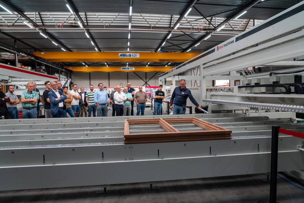 Na het opsluiten verlaat het kozijn de machine via een rollenbaan.