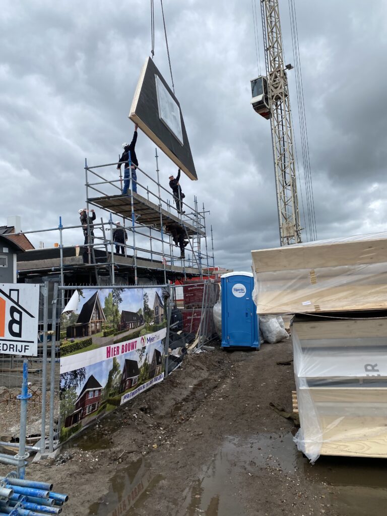 Van der meer Prefab haalt komo voor montage hsb elementen