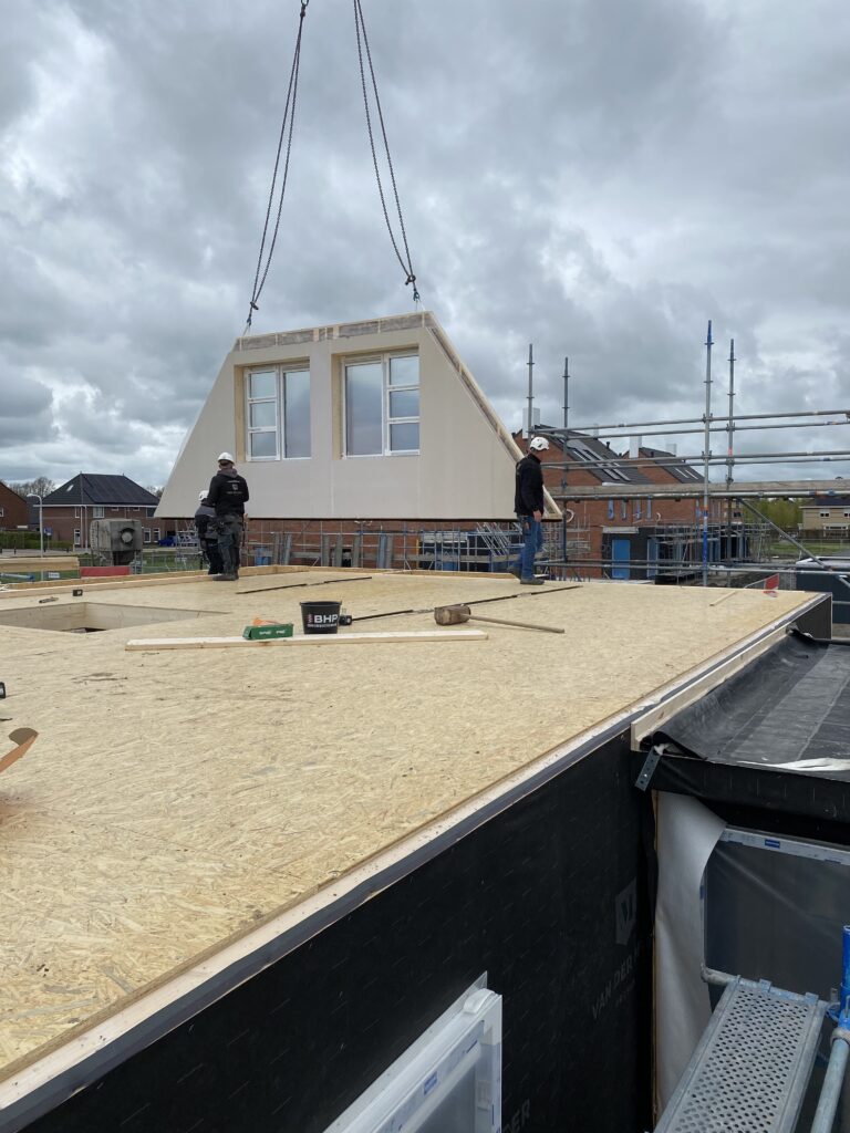 Van der meer Prefab haalt komo voor montage hsb elementen