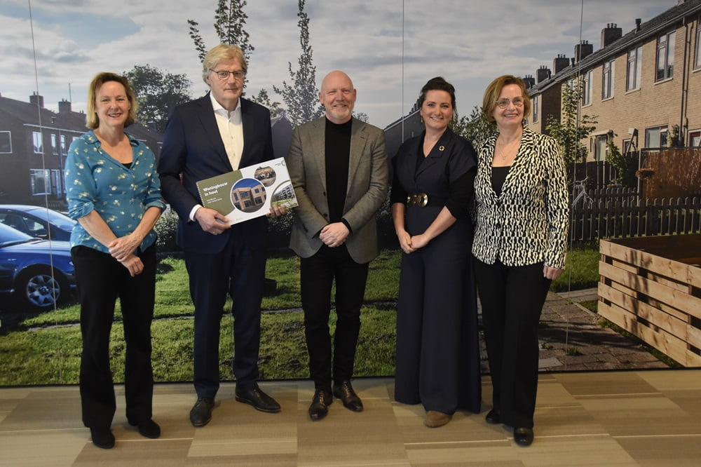 Uitreiking van het handboek Woningbouw in Hout.
