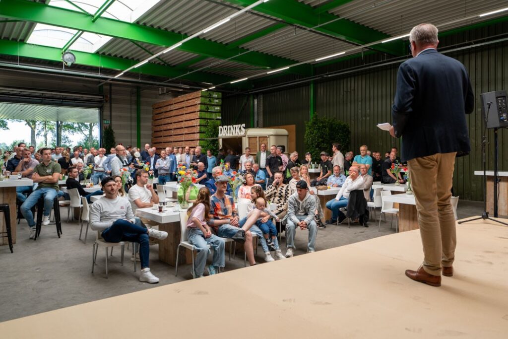 Familie, vrienden, relaties en collega's hebben donderdag 5 juli 2024 Hendrikus Dannenberg uitgeluid als algemeen directeur van Deurenfabriek Suselbeek in Sinderen. Dannenberg heeft deze functie zestien jaar bekleed en gaat zich richten op activiteiten buiten Suselbeek.