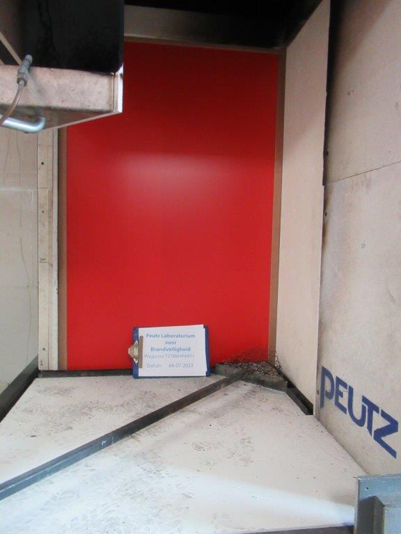 SBI test in het lab van peutz voor de brandveiligheidseisen van houten kozijnen.