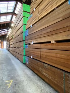 pakken iroko hout op voorraad bij houtex. 