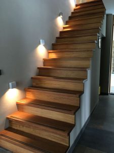 trap uitgevoerd in iroko van houtex